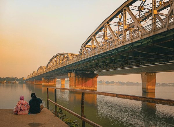 Quels chalets en Suisse offrent des ateliers de fabrication de chocolat et des randonnées guidées?